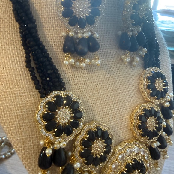 Elegant Black and Gold Jewelry Set - Picture 4 of 8
